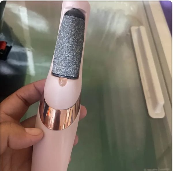 Cliente mostrando o esfoliante de pés recarregável