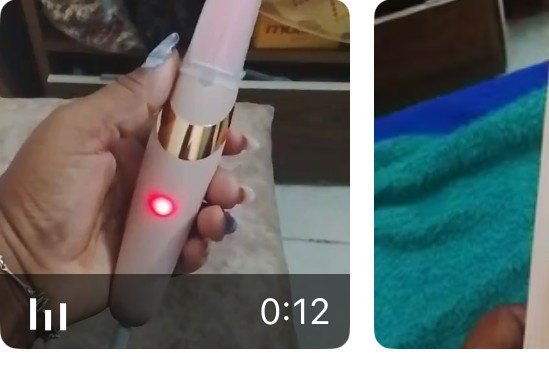 Cliente usando o esfoliante de pés recarregável