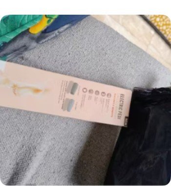 Cliente mostrando a caixa do esfoliante de pés recarregável