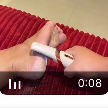 Cliente usando o esfoliante de pés recarregável